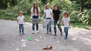 一群戴手套的孩子在城市<strong>公园捡垃圾</strong>